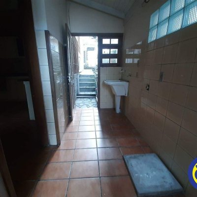 Casa Residencial com 185m², 4 quartos, 2 garagens, no bairro Agronômica em Florianópolis