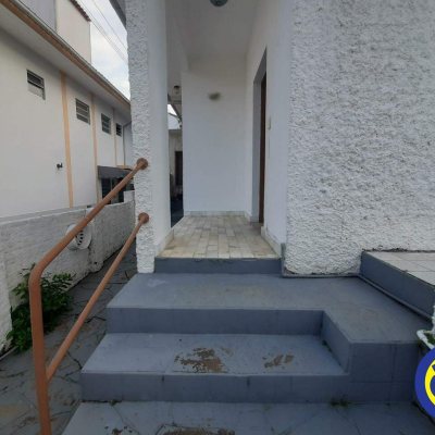 Casa Residencial com 185m², 4 quartos, 2 garagens, no bairro Agronômica em Florianópolis