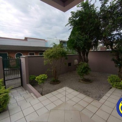 Casa Residencial com 332m², 4 quartos, 1 suíte, 2 garagens, no bairro Jardim Atlântico em Florianópolis