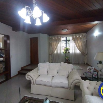 Casa Residencial com 332m², 4 quartos, 1 suíte, 2 garagens, no bairro Jardim Atlântico em Florianópolis