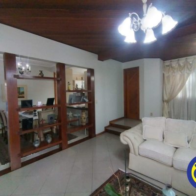 Casa Residencial com 332m², 4 quartos, 1 suíte, 2 garagens, no bairro Jardim Atlântico em Florianópolis