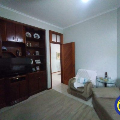 Casa Residencial com 332m², 4 quartos, 1 suíte, 2 garagens, no bairro Jardim Atlântico em Florianópolis