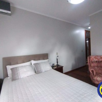 Casa Residencial com 332m², 4 quartos, 1 suíte, 2 garagens, no bairro Jardim Atlântico em Florianópolis