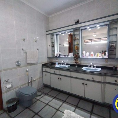 Casa Residencial com 332m², 4 quartos, 1 suíte, 2 garagens, no bairro Jardim Atlântico em Florianópolis