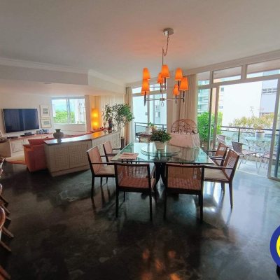 Apartamentos com 250m², 3 quartos, 2 suítes, 2 garagens, no bairro Centro em Florianópolis