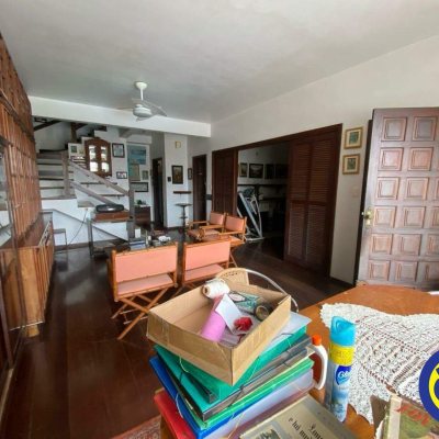 Casa Residencial com 178m², 3 quartos, 1 suíte, 2 garagens, no bairro Agronômica em Florianópolis