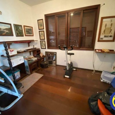 Casa Residencial com 178m², 3 quartos, 1 suíte, 2 garagens, no bairro Agronômica em Florianópolis