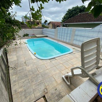 Casa Residencial com 178m², 3 quartos, 1 suíte, 2 garagens, no bairro Agronômica em Florianópolis