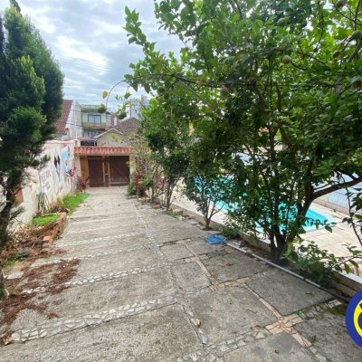 Casa Residencial com 178m², 3 quartos, 1 suíte, 2 garagens, no bairro Agronômica em Florianópolis