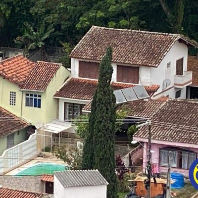 Casa Residencial com 178m², 3 quartos, 1 suíte, 2 garagens, no bairro Agronômica em Florianópolis