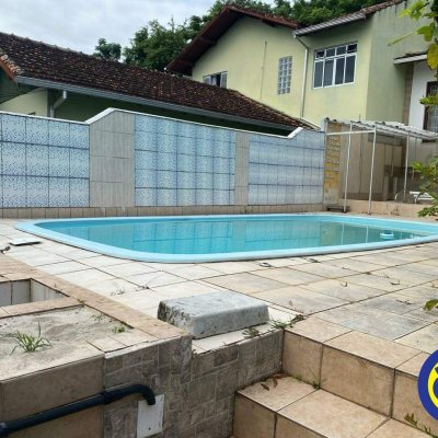 Casa Residencial com 178m², 3 quartos, 1 suíte, 2 garagens, no bairro Agronômica em Florianópolis