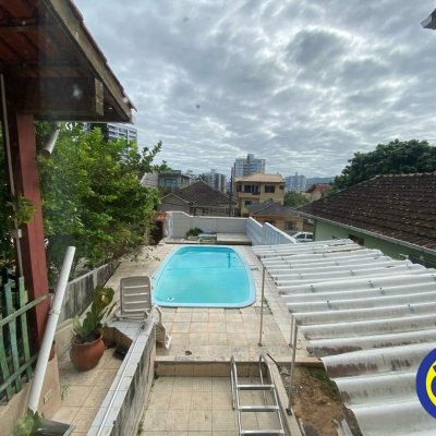 Casa Residencial com 178m², 3 quartos, 1 suíte, 2 garagens, no bairro Agronômica em Florianópolis