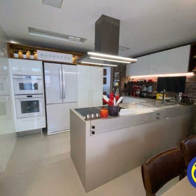 Apartamentos com 290m², 4 quartos, 3 suítes, 2 garagens, no bairro Beira Mar em Florianópolis