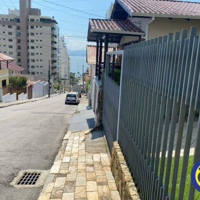 Casa Residencial com 163m², 3 quartos, 1 suíte, 1 garagem, no bairro Agronômica em Florianópolis