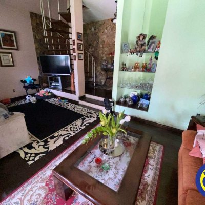 Casa Residencial com 163m², 3 quartos, 1 suíte, 1 garagem, no bairro Agronômica em Florianópolis