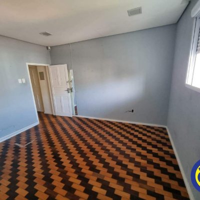 Casa Residencial com 100m², 3 quartos, 1 suíte, 3 garagens, no bairro Centro em Florianópolis