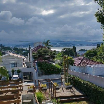 Casa Residencial com 280m², 3 quartos, 2 suítes, 1 garagem, no bairro Itaguaçu em Florianópolis