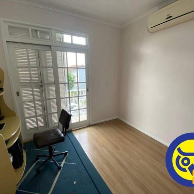 Casa Residencial com 254m², 4 quartos, 1 suíte, 2 garagens, no bairro Agronômica em Florianópolis