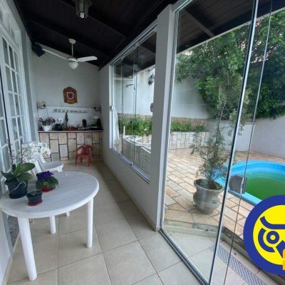 Casa Residencial com 254m², 4 quartos, 1 suíte, 2 garagens, no bairro Agronômica em Florianópolis