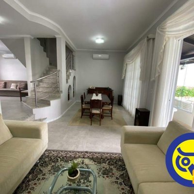 Casa Residencial com 254m², 4 quartos, 1 suíte, 2 garagens, no bairro Agronômica em Florianópolis