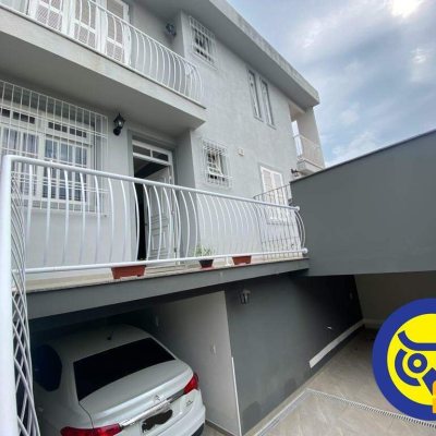 Casa Residencial com 254m², 4 quartos, 1 suíte, 2 garagens, no bairro Agronômica em Florianópolis