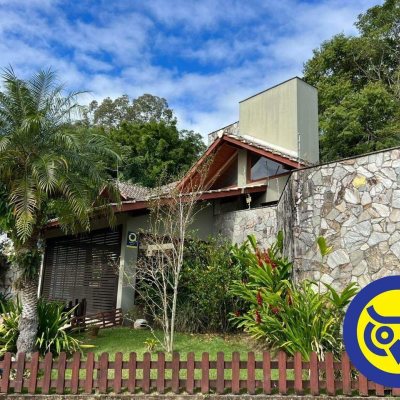 Casa Residencial com 205m², 3 quartos, 2 suítes, 2 garagens, no bairro Pantanal em Florianópolis