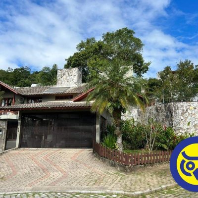 Casa Residencial com 205m², 3 quartos, 2 suítes, 2 garagens, no bairro Pantanal em Florianópolis