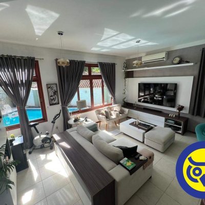 Casa Residencial com 205m², 3 quartos, 2 suítes, 2 garagens, no bairro Pantanal em Florianópolis