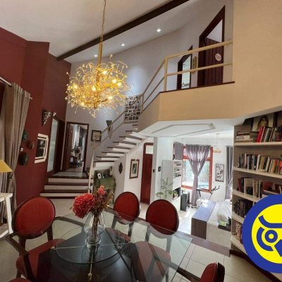 Casa Residencial com 205m², 3 quartos, 2 suítes, 2 garagens, no bairro Pantanal em Florianópolis