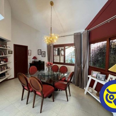 Casa Residencial com 205m², 3 quartos, 2 suítes, 2 garagens, no bairro Pantanal em Florianópolis