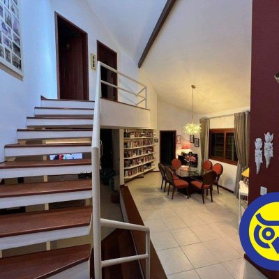 Casa Residencial com 205m², 3 quartos, 2 suítes, 2 garagens, no bairro Pantanal em Florianópolis