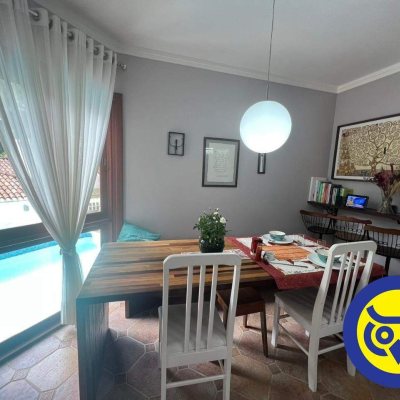 Casa Residencial com 205m², 3 quartos, 2 suítes, 2 garagens, no bairro Pantanal em Florianópolis