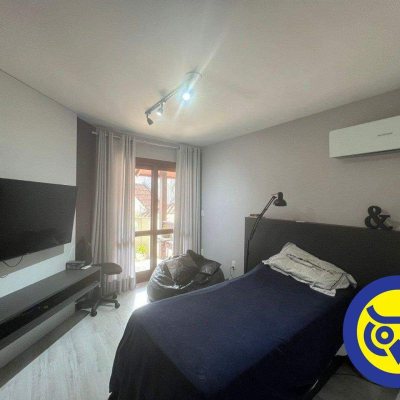 Casa Residencial com 205m², 3 quartos, 2 suítes, 2 garagens, no bairro Pantanal em Florianópolis