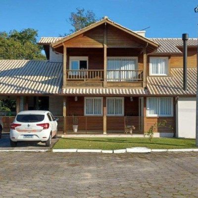 Casa Residencial com 360m², 3 quartos, 2 suítes, 2 garagens, no bairro Vargem Grande em Florianópolis