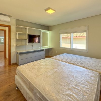 Casa Residencial com 242m², 4 quartos, 3 suítes, 4 garagens, no bairro Jurerê Internacional em Florianópolis