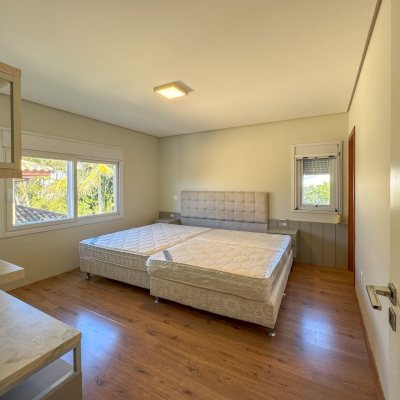 Casa Residencial com 242m², 4 quartos, 3 suítes, 4 garagens, no bairro Jurerê Internacional em Florianópolis