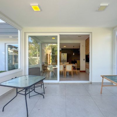 Casa Residencial com 242m², 4 quartos, 3 suítes, 4 garagens, no bairro Jurerê Internacional em Florianópolis