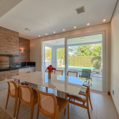 Casa Residencial com 242m², 4 quartos, 3 suítes, 4 garagens, no bairro Jurerê Internacional em Florianópolis