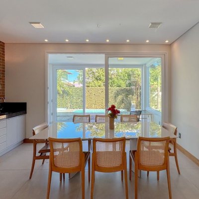 Casa Residencial com 242m², 4 quartos, 3 suítes, 4 garagens, no bairro Jurerê Internacional em Florianópolis