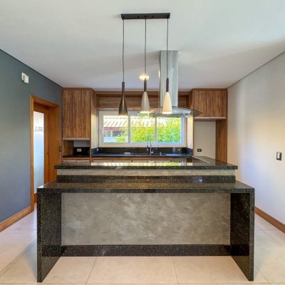 Casa Residencial com 242m², 4 quartos, 3 suítes, 4 garagens, no bairro Jurerê Internacional em Florianópolis