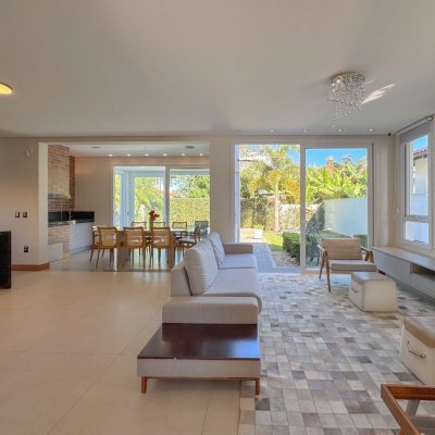 Casa Residencial com 242m², 4 quartos, 3 suítes, 4 garagens, no bairro Jurerê Internacional em Florianópolis