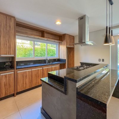 Casa Residencial com 242m², 4 quartos, 3 suítes, 4 garagens, no bairro Jurerê Internacional em Florianópolis