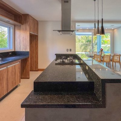 Casa Residencial com 242m², 4 quartos, 3 suítes, 4 garagens, no bairro Jurerê Internacional em Florianópolis