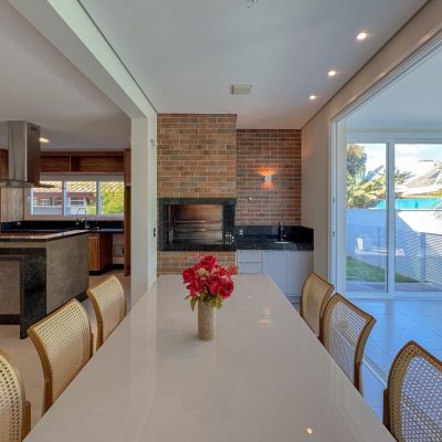 Casa Residencial com 242m², 4 quartos, 3 suítes, 4 garagens, no bairro Jurerê Internacional em Florianópolis