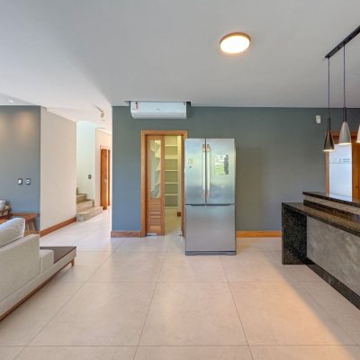 Casa Residencial com 242m², 4 quartos, 3 suítes, 4 garagens, no bairro Jurerê Internacional em Florianópolis