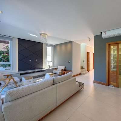 Casa Residencial com 242m², 4 quartos, 3 suítes, 4 garagens, no bairro Jurerê Internacional em Florianópolis