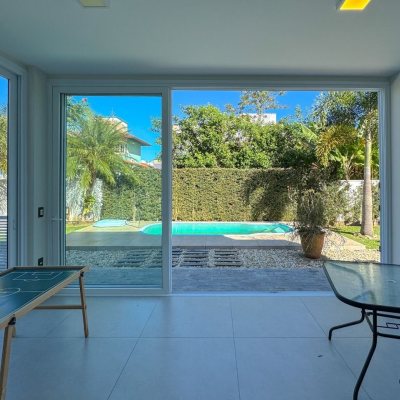 Casa Residencial com 242m², 4 quartos, 3 suítes, 4 garagens, no bairro Jurerê Internacional em Florianópolis