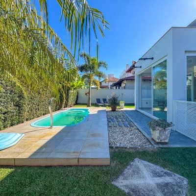 Casa Residencial com 242m², 4 quartos, 3 suítes, 4 garagens, no bairro Jurerê Internacional em Florianópolis