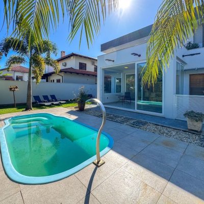 Casa Residencial com 242m², 4 quartos, 3 suítes, 4 garagens, no bairro Jurerê Internacional em Florianópolis