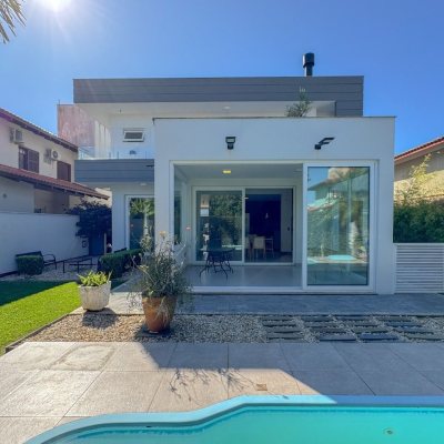 Casa Residencial com 242m², 4 quartos, 3 suítes, 4 garagens, no bairro Jurerê Internacional em Florianópolis